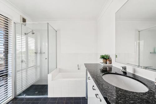 Bilik mandi di 105 Ocean Drive