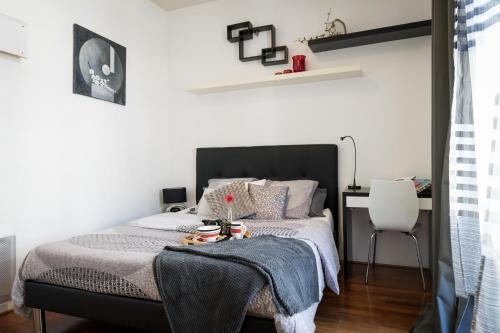 una camera con letto e scrivania di Hibiscus Apartment ad Annecy