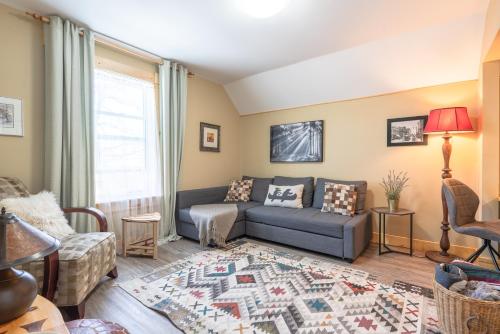 un soggiorno con un divano e un tappeto di Craftsman's Loft - Heritage charm - AC - 5 min DT a Calgary