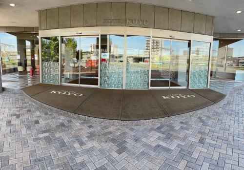 ein Gebäude mit einem Kreis vor einem Gebäude in der Unterkunft Hotel KOYO Bekkan - Vacation STAY 37043v in Hashima