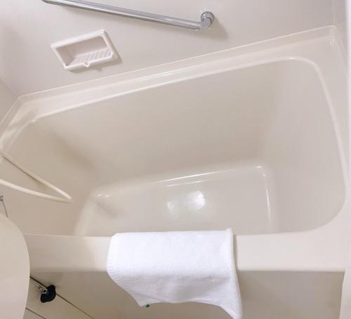 a white bath tub in a bathroom with a white towel at Hotel KOYO Bekkan - Vacation STAY 36965v in Hashima