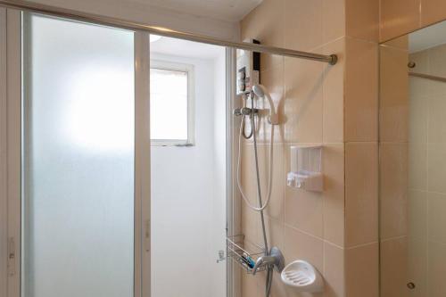 W łazience znajduje się prysznic ze szklanymi drzwiami. w obiekcie 420 House- up to 10 guests in central Bangkok. w mieście Bangkok