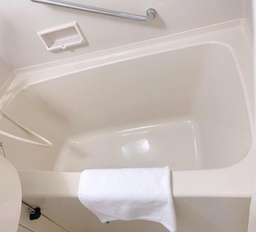 a white bath tub in a bathroom with a white towel at Hotel KOYO Bekkan - Vacation STAY 36956v in Hashima