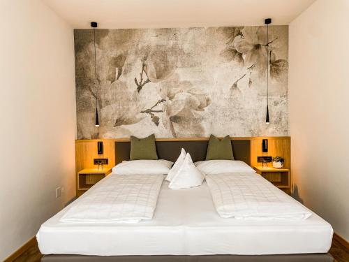 um quarto com duas camas e um quadro na parede em Hotel Theresia em San Leonardo in Passiria