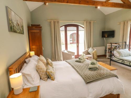 Un dormitorio con una gran cama blanca y una ventana. en The Arches Larklands, en Richmond
