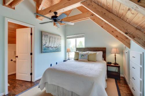 1 dormitorio con 1 cama y ventilador de techo en Seneca Lakefront Vacation Rental with Boat Dock!, en Seneca