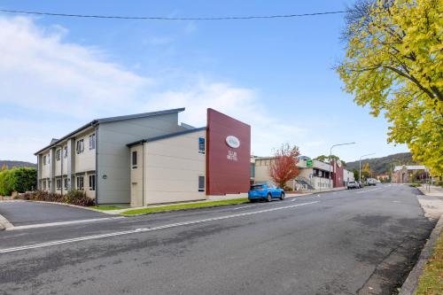 a small building on the side of a street at Lithgow Workies Club Motel in Lithgow