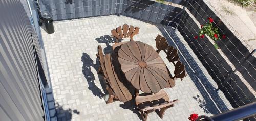 an overhead view of a table with an umbrella at Kambarių nuoma Naujojoje Akmenėje in Naujoji Akmenė
