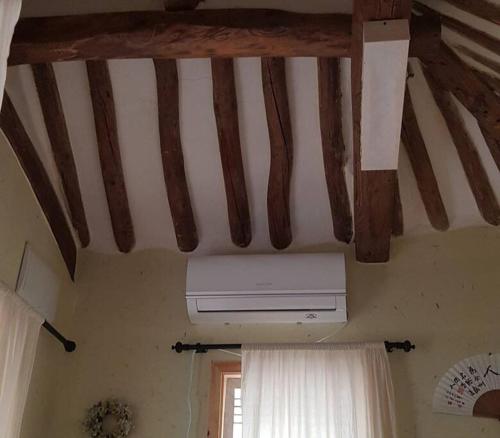 a ceiling with a air conditioner in a room at Gugangjae Hanok Stay in Jeonju