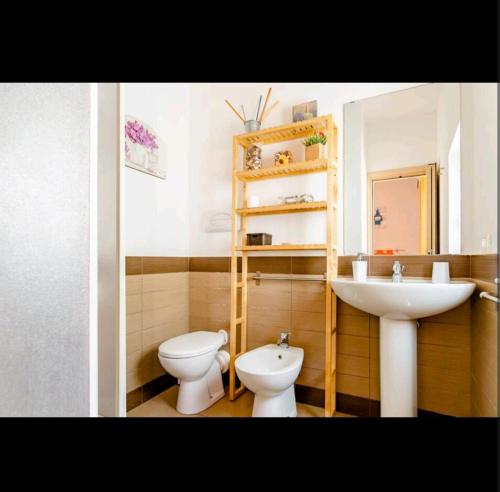 ポルト・エンペードクレにあるB&B Ohanaのバスルーム(洗面台、トイレ付)
