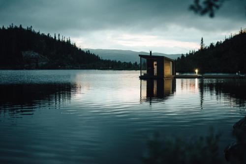 a small cabin in the middle of a lake at Gaustablikk Fjellresort in Gaustablikk