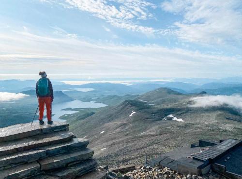 a person standing on the edge of a mountain at Gaustablikk Fjellresort in Gaustablikk