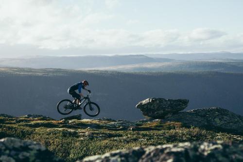 a person riding a bike on top of a mountain at Gaustablikk Fjellresort in Gaustablikk
