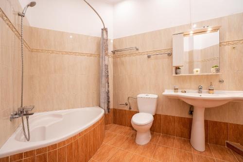 a bathroom with a sink and a toilet and a bath tub at Villa Nikolaos in Phanaes