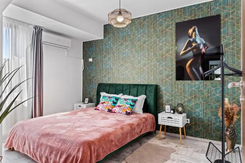 une chambre avec un lit et un tableau au mur dans l'établissement Old Town Hideaway - 5 Min Walk to Palace of Parliament and Old City - Best Neighborhood, à Bucarest