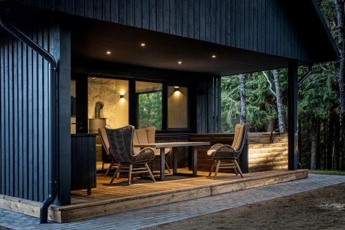 zona de comedor al aire libre con mesa y sillas en Cocodeno-'Virš Ąžuolų' - Forest SPA - FREE jacuzzi en Paplatelė