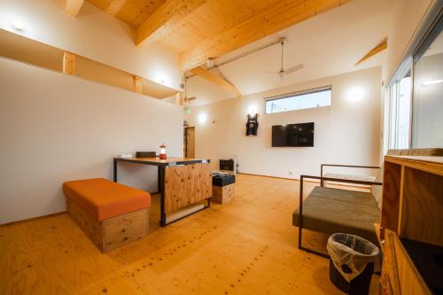 a room with a desk and a table in it at Sunny SIDE HOUSE in Atsuta