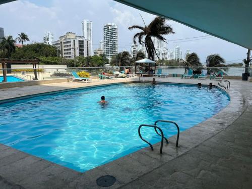 eine Person, die in einem großen Pool schwimmt in der Unterkunft 3tc16 Apartment In Cartagena In Front Of The With Air Conditioning And Wifi in Cartagena de Indias