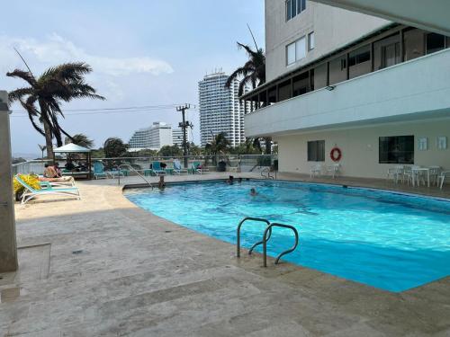 ein großer blauer Pool neben einem Gebäude in der Unterkunft 3tc16 Apartment In Cartagena In Front Of The With Air Conditioning And Wifi in Cartagena de Indias