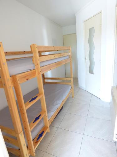 une chambre avec deux lits superposés dans une pièce dans l'établissement T2 cabine Cosy, à Palavas-les-Flots