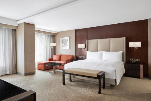 Postel nebo postele na pokoji v ubytování JW Marriott Hotel Beijing Central