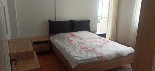um quarto com uma cama com uma mesa e uma janela em 3+1 em Antalya