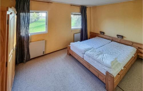 Un pat sau paturi într-o cameră la Cozy Home In Bjrkby With Kitchen