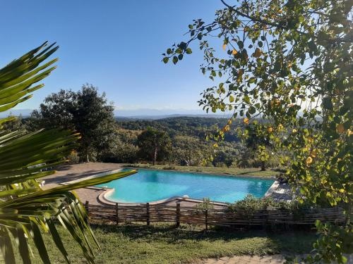 アルティガにあるFerme Beauregard Les Pyrénéesの柵付きの庭のスイミングプール