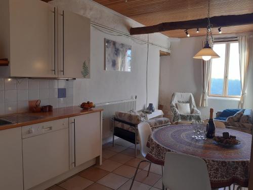 une cuisine et un salon avec une table et un canapé dans l'établissement Ferme Beauregard Les Pyrénées, à Artigat