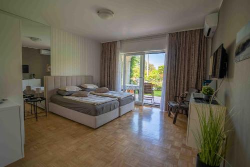 - une chambre avec un lit et une grande fenêtre dans l'établissement Soraja Apartments Izola, à Izola