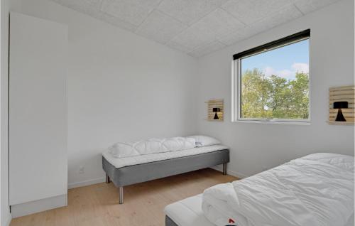 Habitación blanca con cama y ventana en Nice Home In Spttrup With Wifi, en Spottrup