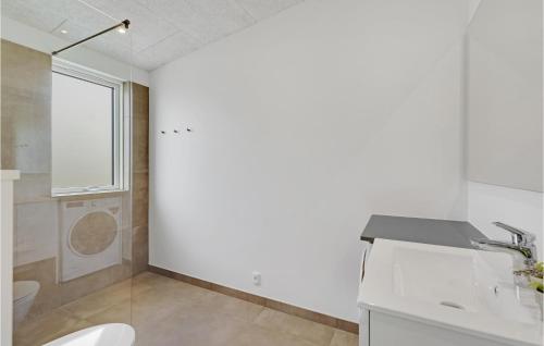 baño con lavabo y aseo y ventana en Nice Home In Spttrup With Wifi, en Spottrup