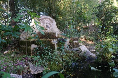 Taman di luar Les Deux Tours