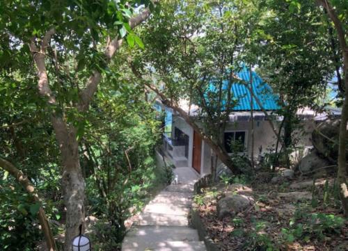 un chemin menant à une maison au toit bleu dans l'établissement Tao Thong Villa 1, à Koh Tao