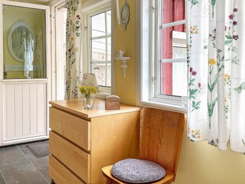 林雪平的住宿－Holiday home LINKÖPING II，客房设有木制梳妆台和窗户。