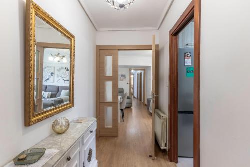 salon z lustrem i korytarzem w obiekcie Amplio y Luminoso en Leioa w mieście Leioa