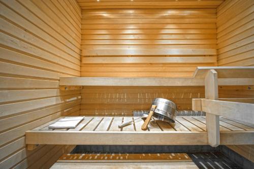 a sauna with a pan and a bucket in it at Ski-Inn PyhäSuites in Pyhätunturi