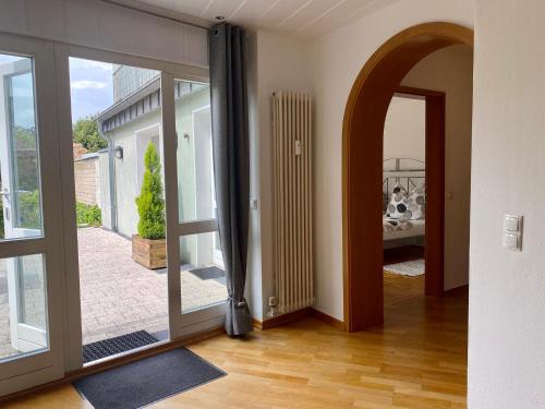 a hallway with a door open to a bedroom at Feriendomizil Mühlenblick in Xanten