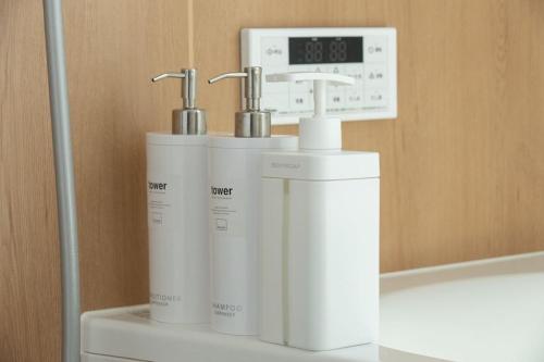two faucets on top of a toilet in a bathroom at itotoi本邸 in Itoshima