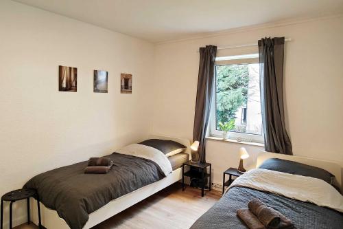 2 bedden in een slaapkamer met een raam bij Chic Apartments in Altenstadt in Altenstadt
