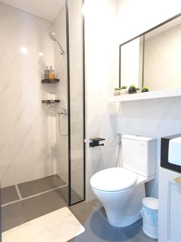 Ένα μπάνιο στο Cozy & Luxe Studio @ The Newton 1