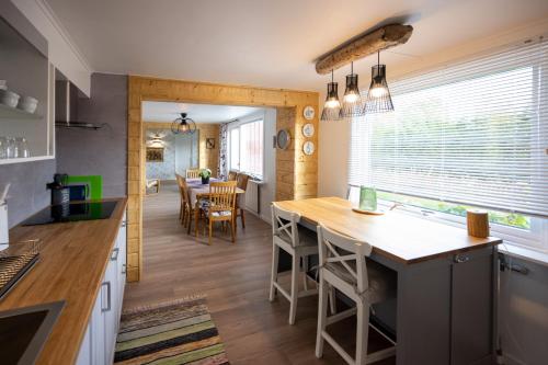 eine Küche und ein Wohnzimmer mit einem Tisch und Stühlen in der Unterkunft The bear's den in Håkafot