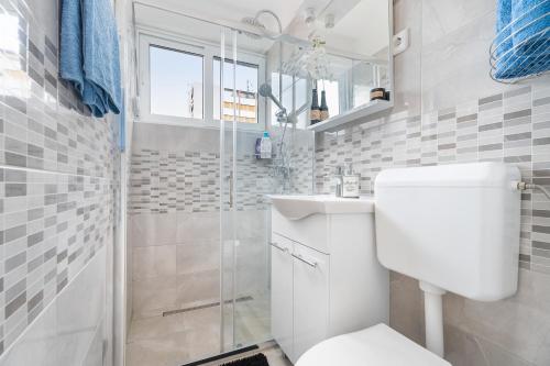um banheiro branco com vaso sanitário e chuveiro em Sunshine Split em Split