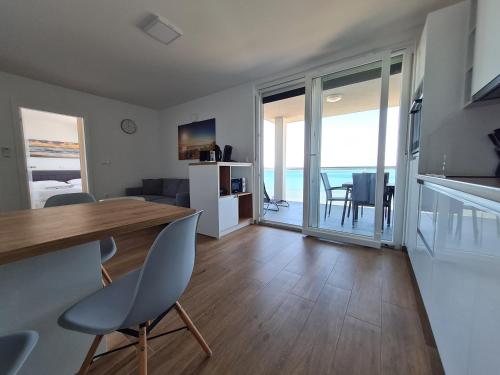 TV a/nebo společenská místnost v ubytování Apartmani Adria