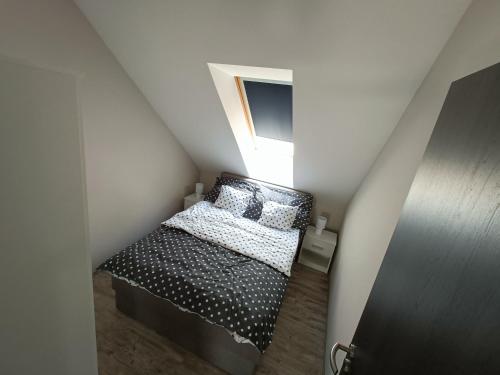 Ein Bett oder Betten in einem Zimmer der Unterkunft Flower Apartman 5