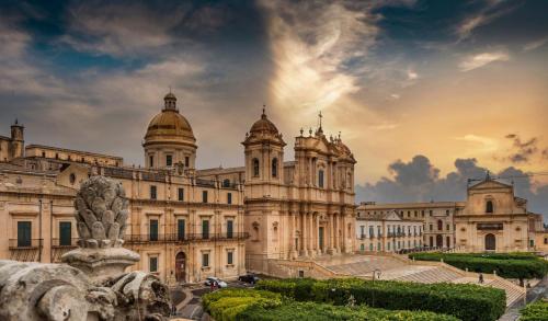 a large building with a statue in front of it at A casa tua Affitti brevi in Noto