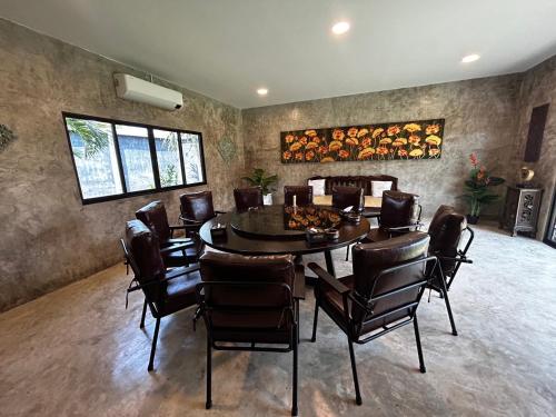 a dining room with a table and chairs at มนต์เมืองเชียงใหม่ รีสอร์ต Monmuang Chiangmai Resort in Hang Dong