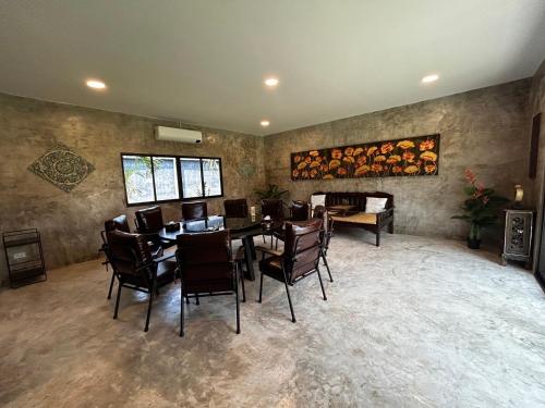 a dining room with a table and chairs at มนต์เมืองเชียงใหม่ รีสอร์ต Monmuang Chiangmai Resort in Hang Dong