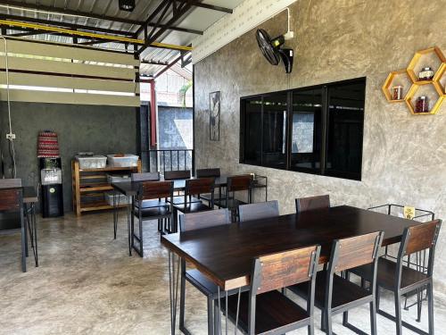 a dining room with tables and chairs in a restaurant at มนต์เมืองเชียงใหม่ รีสอร์ต Monmuang Chiangmai Resort in Hang Dong