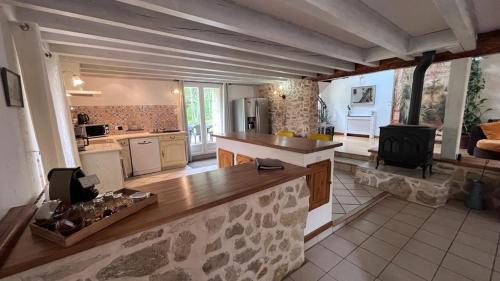 uma grande cozinha com um balcão num quarto em L'Ermitage de Meyriat em Brénod